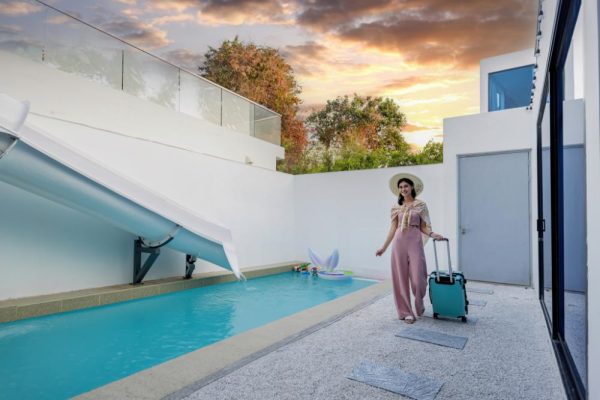 young-woman-with-a-blue-suitcase-arrived-in-resort-2025-03-13-16-29-54-utc